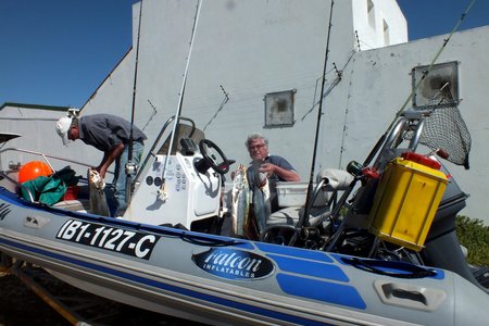 Links: Johan Burmeister (swaarste bootgemiddeld) met 2 van sy geelbekke op sy boot Nu-Nu.
